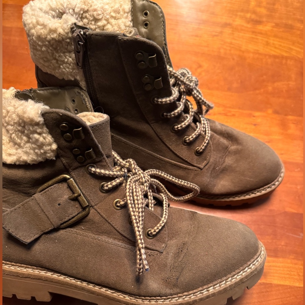 Women’s Universal Thread Combat Boots with Fur Lining